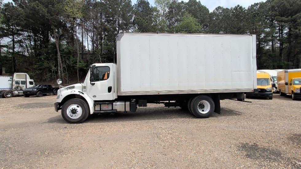 Medium Duty Box Truck-Light and Medium Duty Trucks-Freightliner-2021-M2-Spartanburg-SC-225,012\n\t\tmiles-$ 43,500 - Image 4