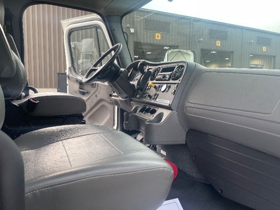 Medium Duty Box Truck-Light and Medium Duty Trucks-Freightliner-2021-M2-Spartanburg-SC-239,575\n\t\tmiles-$ 44,000 - Image 22