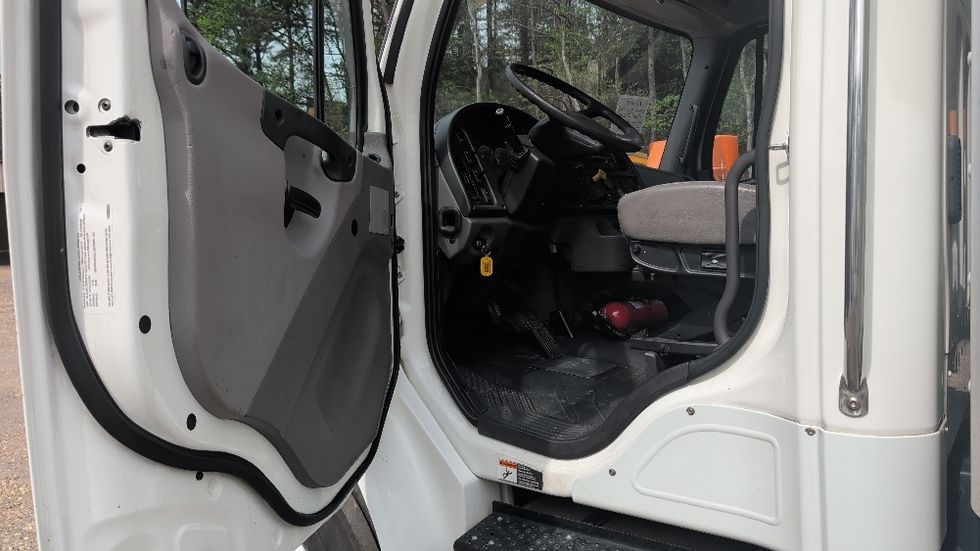 Medium Duty Box Truck-Light and Medium Duty Trucks-Freightliner-2021-M2-Spartanburg-SC-284,018\n\t\tmiles-$ 31,000 - Image 15