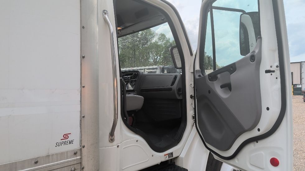 Medium Duty Box Truck-Light and Medium Duty Trucks-Freightliner-2021-M2-Spartanburg-SC-284,018\n\t\tmiles-$ 31,000 - Image 19