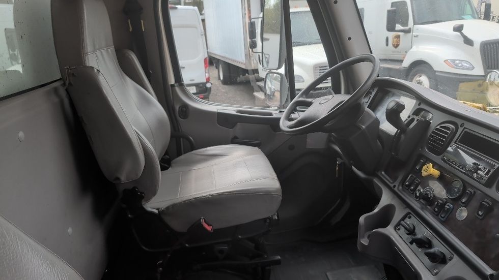 Medium Duty Box Truck-Light and Medium Duty Trucks-Freightliner-2021-M2-Spartanburg-SC-284,018\n\t\tmiles-$ 31,000 - Image 21