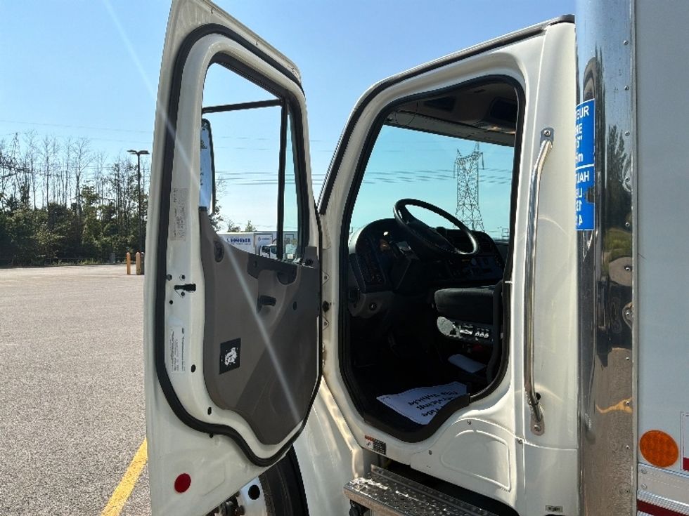 Medium Duty Box Truck-Light and Medium Duty Trucks-Freightliner-2021-M2-Ste-Foy-PQ-277,643\n\t\tkm-$ 57,250 - Image 15