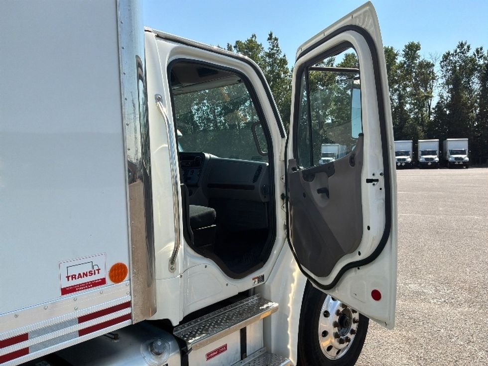 Medium Duty Box Truck-Light and Medium Duty Trucks-Freightliner-2021-M2-Ste-Foy-PQ-277,643\n\t\tkm-$ 57,250 - Image 19