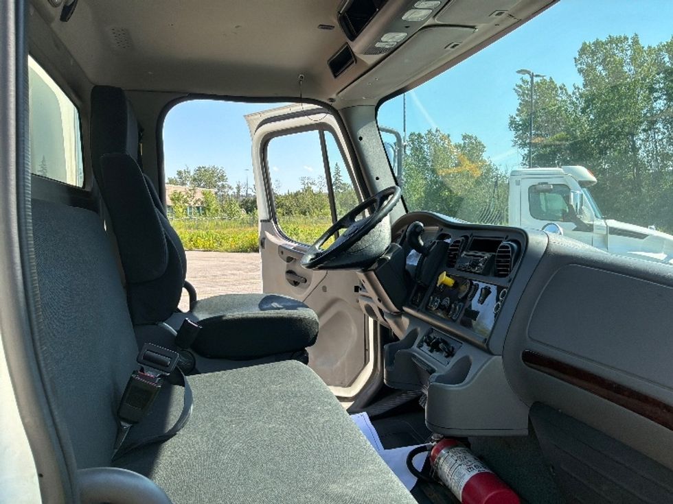 Medium Duty Box Truck-Light and Medium Duty Trucks-Freightliner-2021-M2-Ste-Foy-PQ-277,643\n\t\tkm-$ 57,250 - Image 21