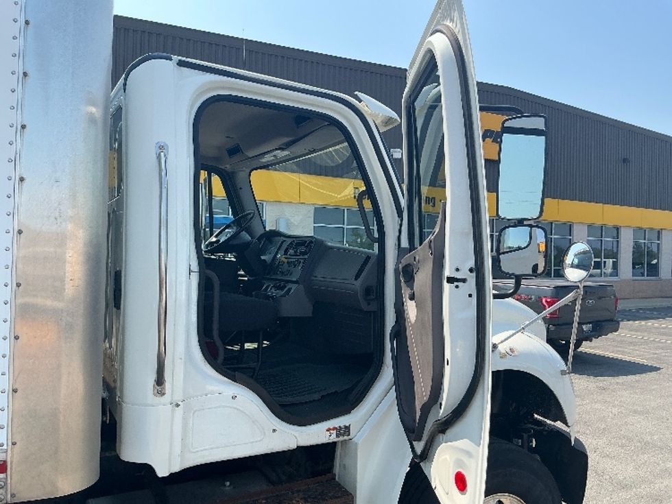 Medium Duty Box Truck-Light and Medium Duty Trucks-Freightliner-2021-M2-Stoney Creek-ON-588,120\n\t\tkm-$ 45,500 - Image 20