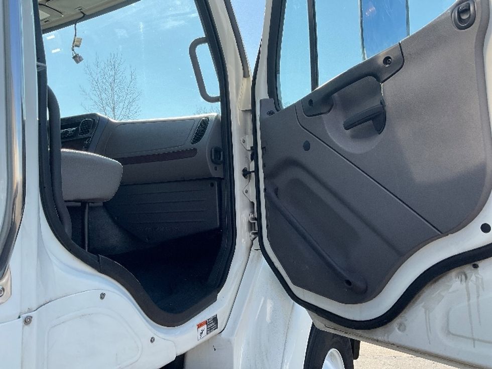 Medium Duty Box Truck-Light and Medium Duty Trucks-Freightliner-2021-M211264S-Piqua-OH-367,149\n\t\tmiles-$ 109,000 - Image 8