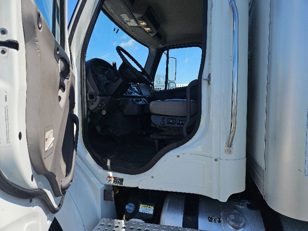 Medium Duty Box Truck-Light and Medium Duty Trucks-Freightliner-2021-M211264S-Piqua-OH-382,554\n\t\tmiles-$ 92,750 - Image 16