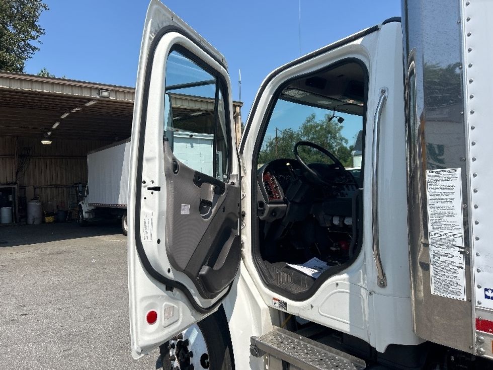 Medium Duty Box Truck-Light and Medium Duty Trucks-Freightliner-2022-M2-Abbotsford-BC-280,927\n\t\tkm-$ 74,250 - Image 16