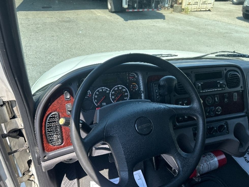 Medium Duty Box Truck-Light and Medium Duty Trucks-Freightliner-2022-M2-Abbotsford-BC-280,927\n\t\tkm-$ 74,250 - Image 17