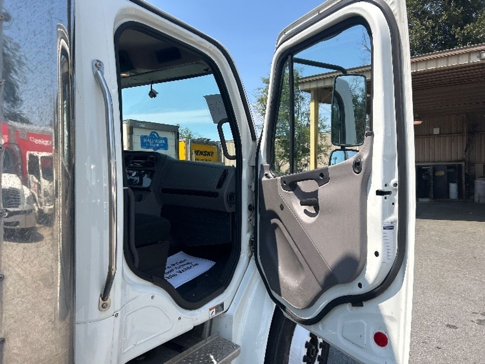 Medium Duty Box Truck-Light and Medium Duty Trucks-Freightliner-2022-M2-Abbotsford-BC-280,927\n\t\tkm-$ 74,250 - Image 20