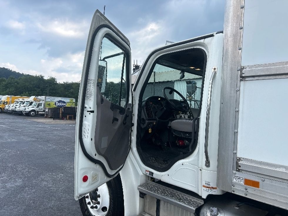 Medium Duty Box Truck-Light and Medium Duty Trucks-Freightliner-2022-M2-Akron-OH-198,937\n\t\tmiles-$ 57,750 - Image 16