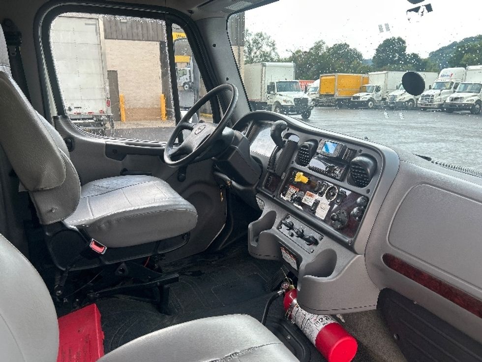 Medium Duty Box Truck-Light and Medium Duty Trucks-Freightliner-2022-M2-Akron-OH-198,937\n\t\tmiles-$ 57,750 - Image 22