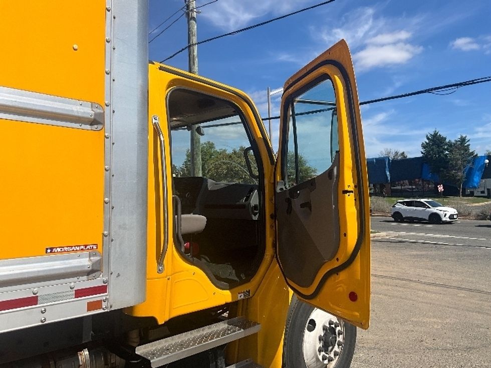 Medium Duty Box Truck-Light and Medium Duty Trucks-Freightliner-2022-M2-Alexandria-VA-256,489\n\t\tmiles-$ 47,250 - Image 21