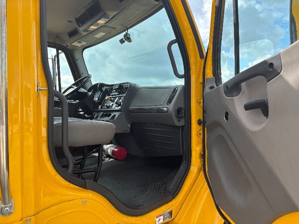 Medium Duty Box Truck-Light and Medium Duty Trucks-Freightliner-2022-M2-Baton Rouge-LA-136,236\n\t\tmiles-$ 61,500 - Image 20