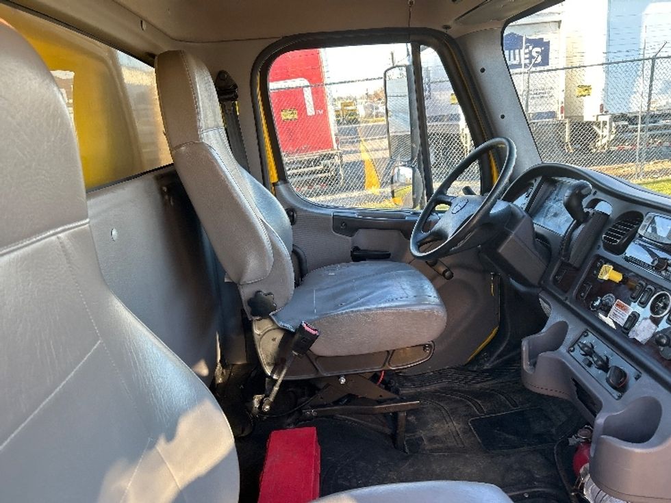 Medium Duty Box Truck-Light and Medium Duty Trucks-Freightliner-2022-M2-Birmingham-AL-131,365\n\t\tmiles-$ 75,750 - Image 21