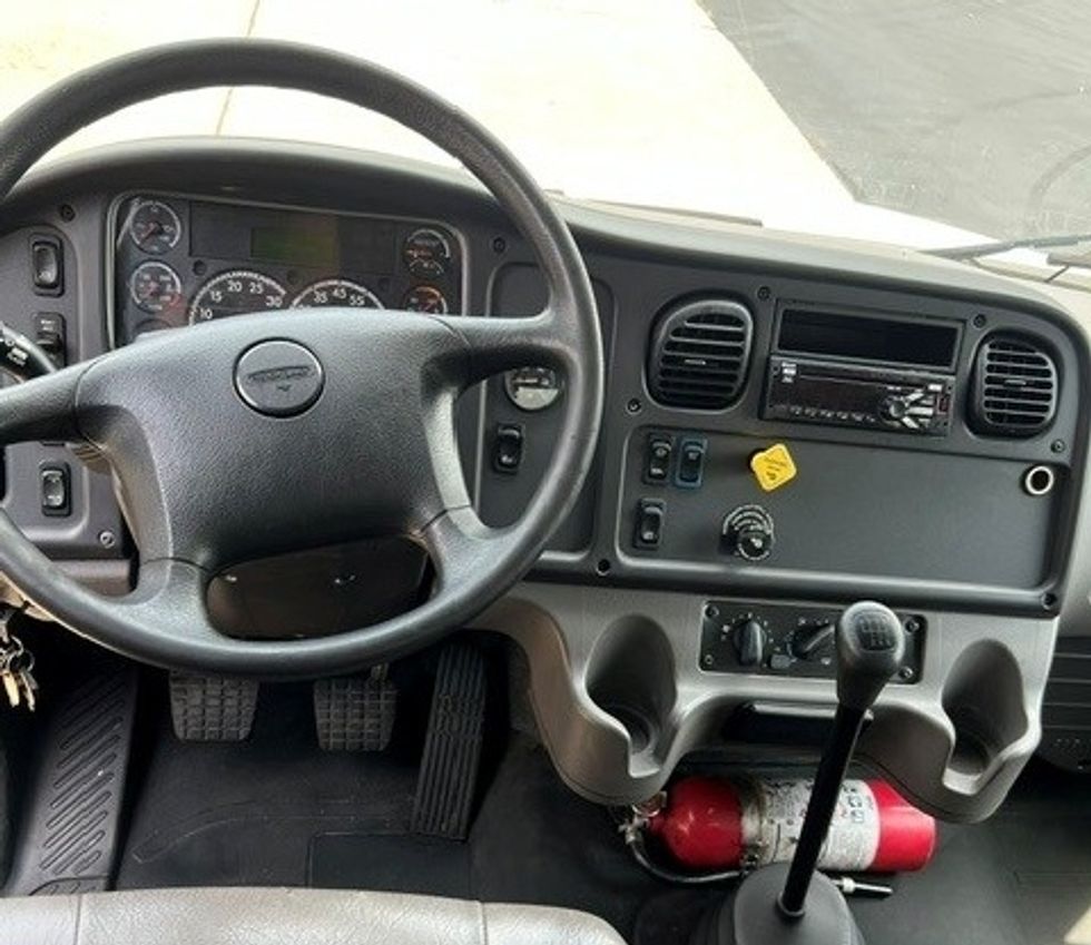 Medium Duty Box Truck-Light and Medium Duty Trucks-Freightliner-2022-M2-Bloomington-IN-329,772\n\t\tmiles-$ 27,000 - Image 16