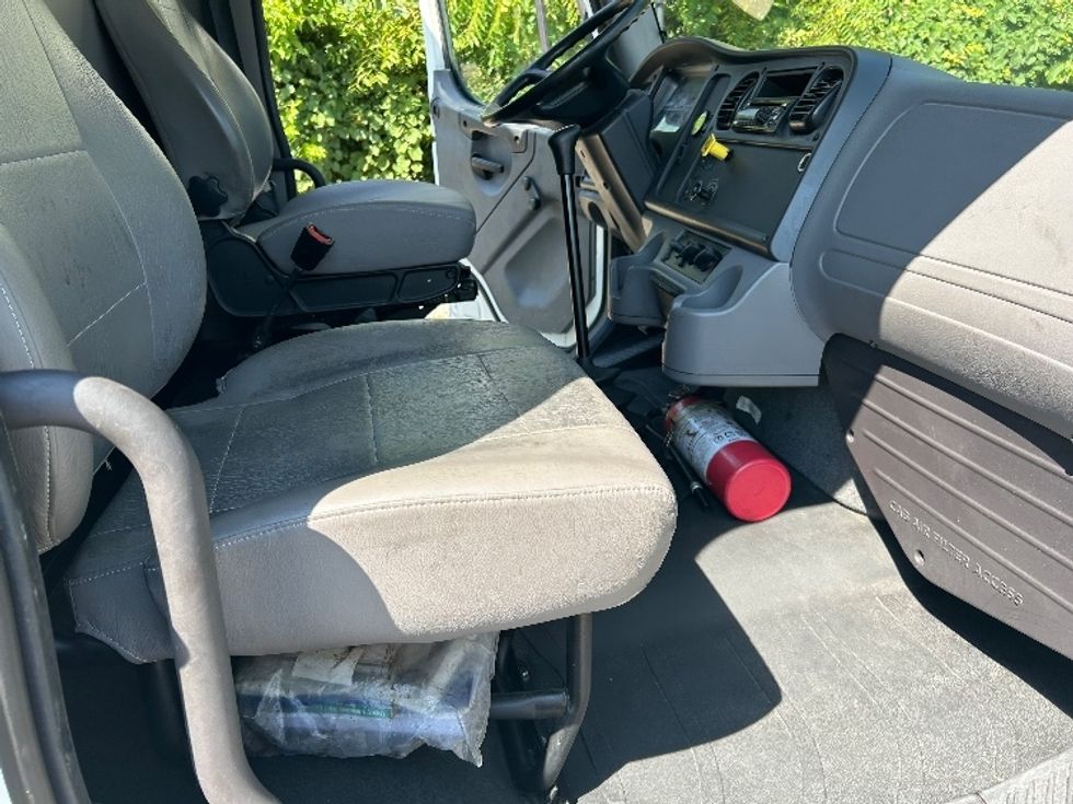 Medium Duty Box Truck-Light and Medium Duty Trucks-Freightliner-2022-M2-Bloomington-IN-329,772\n\t\tmiles-$ 27,000 - Image 20