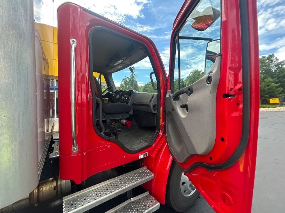 Medium Duty Box Truck-Light and Medium Duty Trucks-Freightliner-2022-M2-Braintree-MA-285,074\n\t\tmiles-$ 45,250 - Image 20