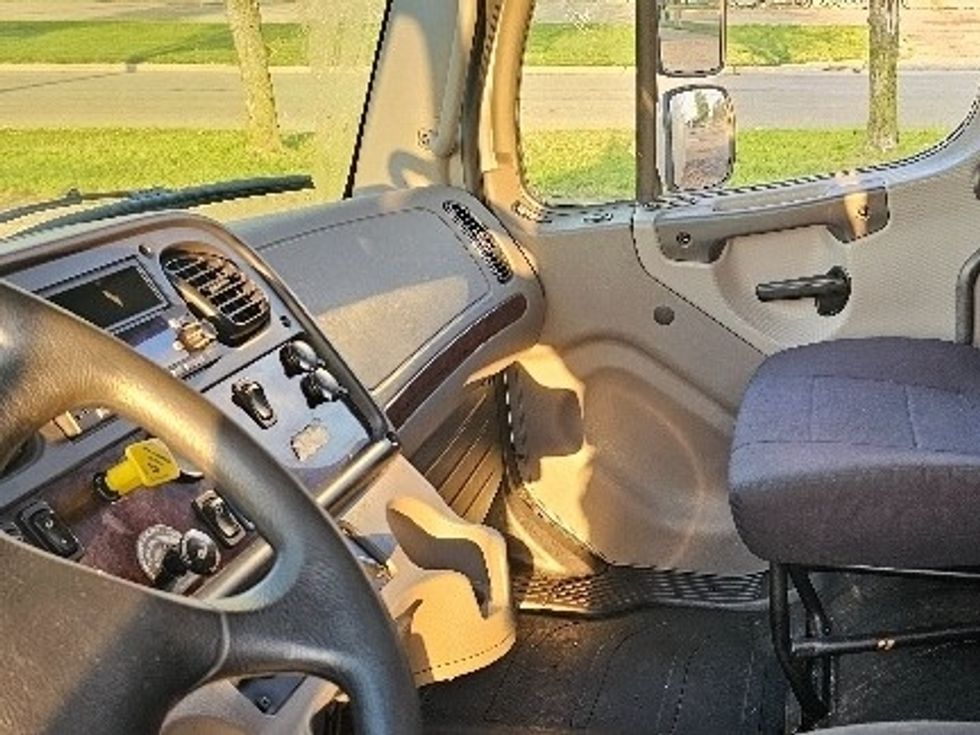 Medium Duty Box Truck-Light and Medium Duty Trucks-Freightliner-2022-M2-Brooklyn Park-MN-172,483\n\t\tmiles-$ 70,250 - Image 18