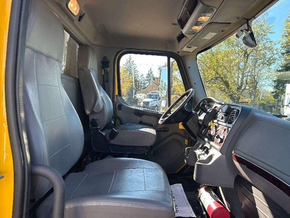 Medium Duty Box Truck-Light and Medium Duty Trucks-Freightliner-2022-M2-Buffalo-NY-174,753\n\t\tmiles-$ 44,500 - Image 22