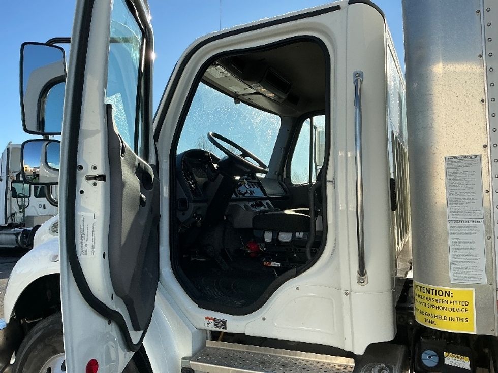 Medium Duty Box Truck-Light and Medium Duty Trucks-Freightliner-2022-M2-Calgary-AB-106,979\n\t\tkm-$ 101,500 - Image 16