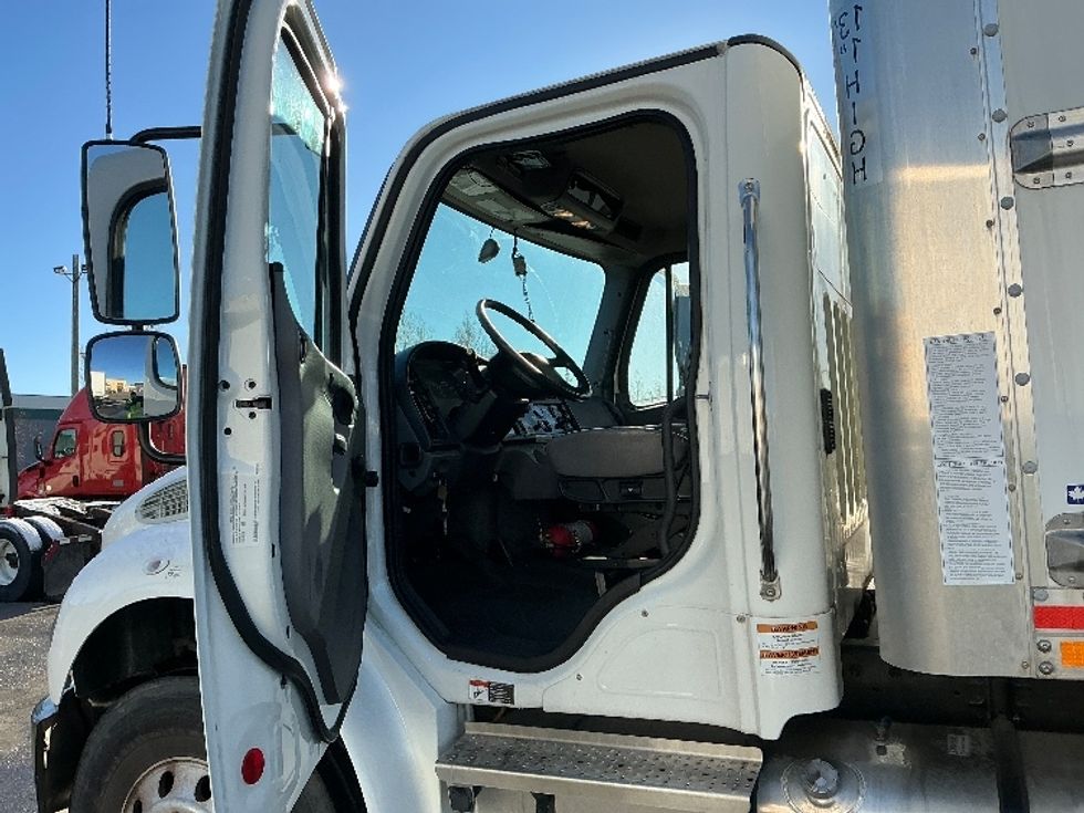 Medium Duty Box Truck-Light and Medium Duty Trucks-Freightliner-2022-M2-Calgary-AB-36,933\n\t\tkm-$ 110,750 - Image 16