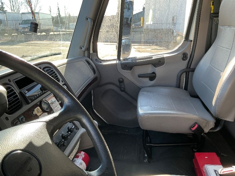 Medium Duty Box Truck-Light and Medium Duty Trucks-Freightliner-2022-M2-Calgary-AB-36,933\n\t\tkm-$ 110,750 - Image 19