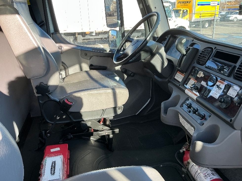 Medium Duty Box Truck-Light and Medium Duty Trucks-Freightliner-2022-M2-Calgary-AB-36,933\n\t\tkm-$ 110,750 - Image 22