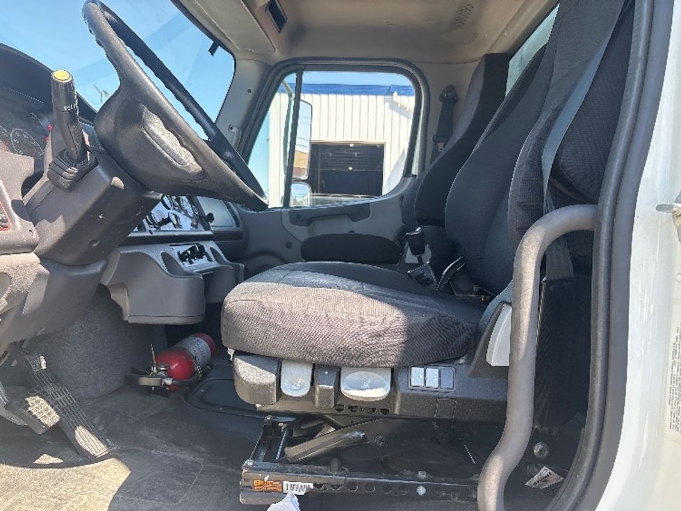 Medium Duty Box Truck-Light and Medium Duty Trucks-Freightliner-2022-M2-Calgary-AB-385,132\n\t\tkm-$ 54,250 - Image 16