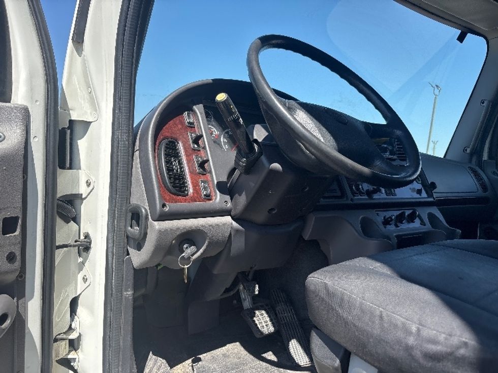 Medium Duty Box Truck-Light and Medium Duty Trucks-Freightliner-2022-M2-Calgary-AB-385,132\n\t\tkm-$ 54,250 - Image 17
