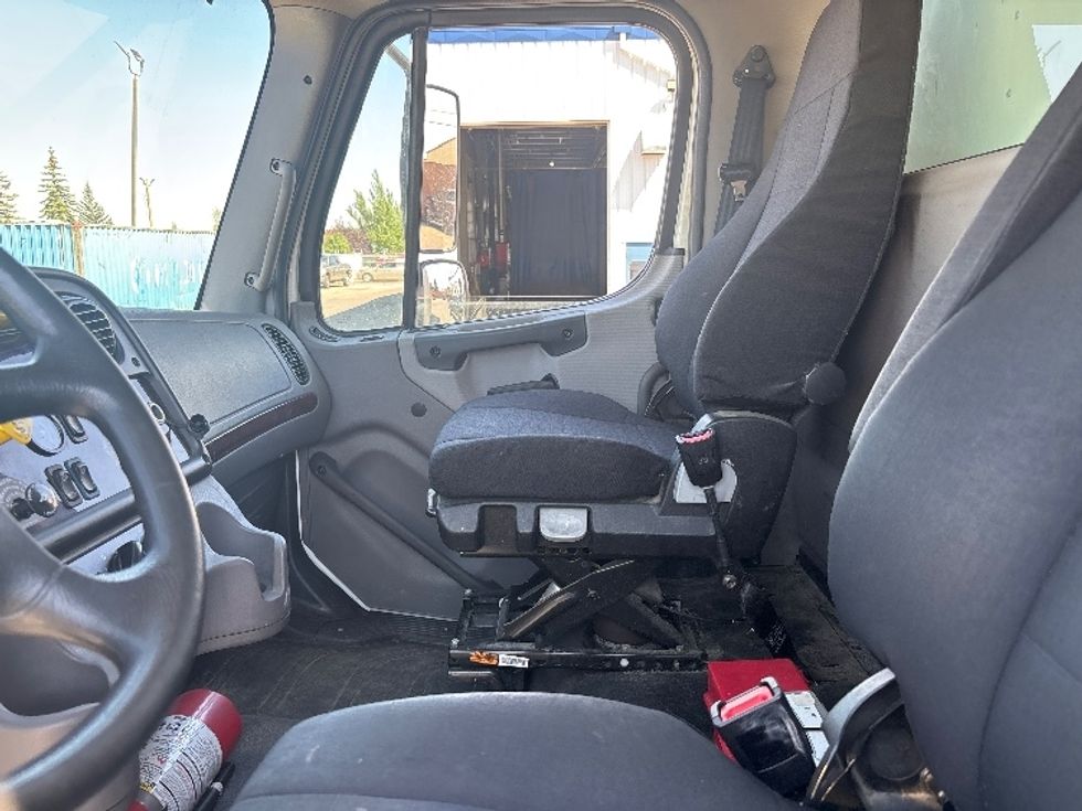 Medium Duty Box Truck-Light and Medium Duty Trucks-Freightliner-2022-M2-Calgary-AB-385,132\n\t\tkm-$ 54,250 - Image 19