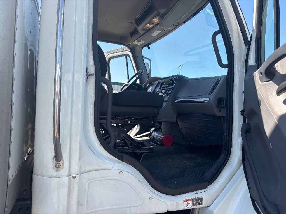 Medium Duty Box Truck-Light and Medium Duty Trucks-Freightliner-2022-M2-Calgary-AB-385,132\n\t\tkm-$ 54,250 - Image 20