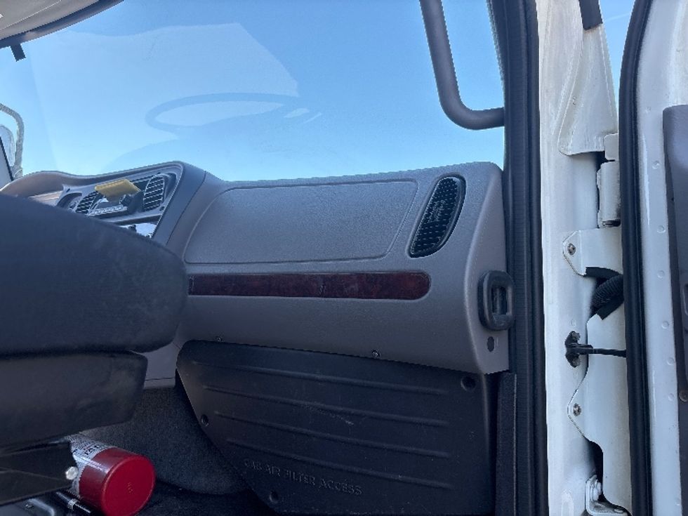 Medium Duty Box Truck-Light and Medium Duty Trucks-Freightliner-2022-M2-Calgary-AB-385,132\n\t\tkm-$ 54,250 - Image 21