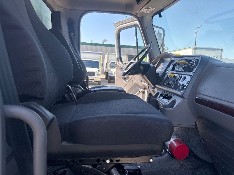 Medium Duty Box Truck-Light and Medium Duty Trucks-Freightliner-2022-M2-Calgary-AB-385,132\n\t\tkm-$ 54,250 - Image 22