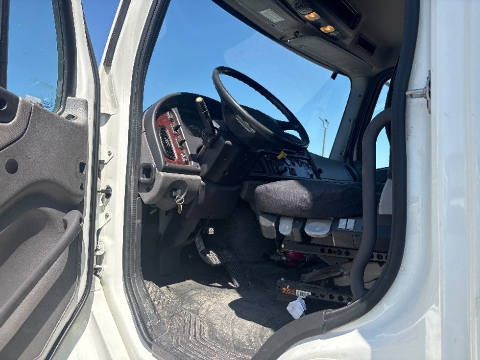 Medium Duty Box Truck-Light and Medium Duty Trucks-Freightliner-2022-M2-Calgary-AB-385,132\n\t\tkm-$ 54,250 - Image 4