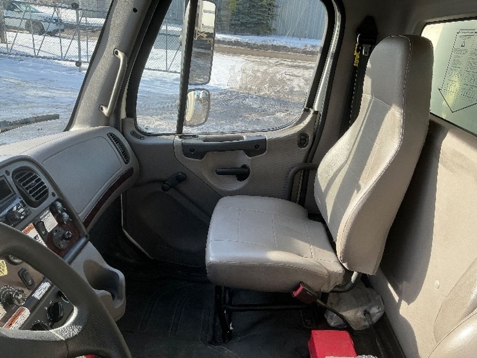 Medium Duty Box Truck-Light and Medium Duty Trucks-Freightliner-2022-M2-Calgary-AB-392,081\n\t\tkm-$ 64,000 - Image 19