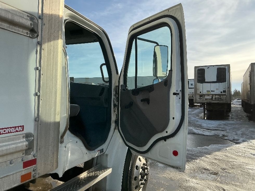 Medium Duty Box Truck-Light and Medium Duty Trucks-Freightliner-2022-M2-Calgary-AB-392,081\n\t\tkm-$ 64,000 - Image 20