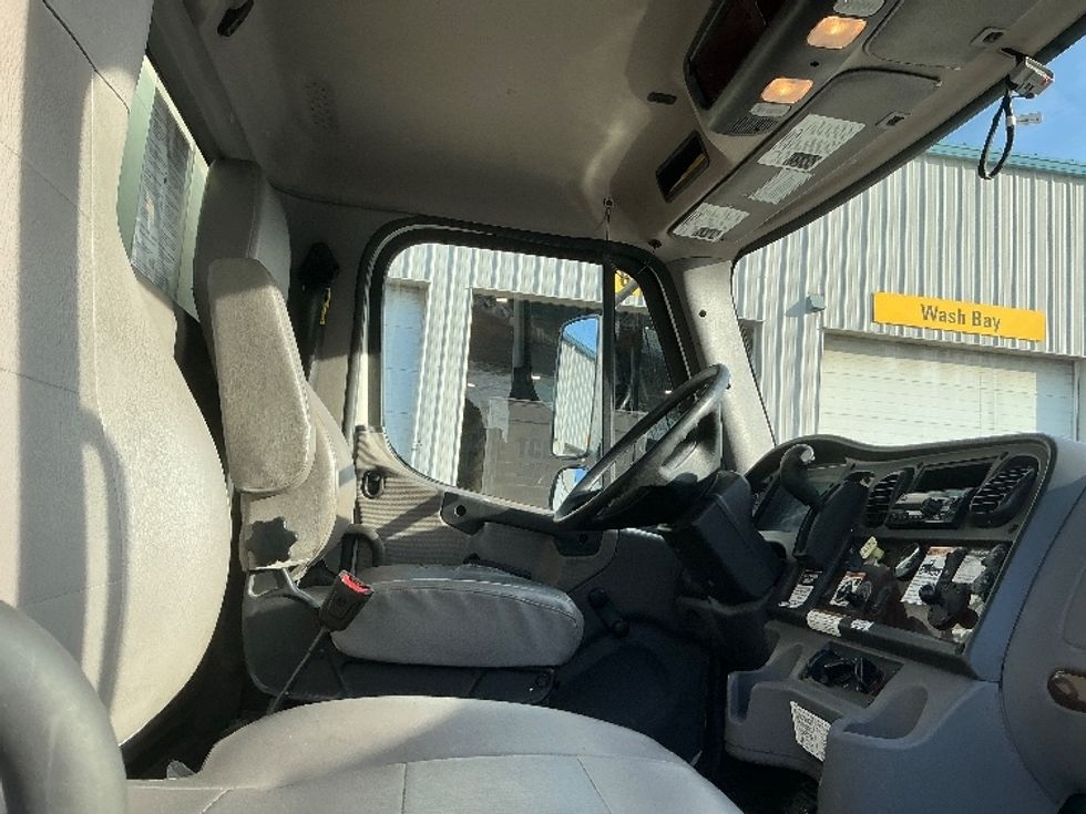 Medium Duty Box Truck-Light and Medium Duty Trucks-Freightliner-2022-M2-Calgary-AB-392,081\n\t\tkm-$ 64,000 - Image 22