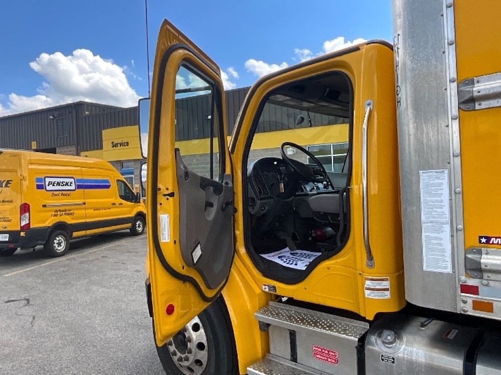 Medium Duty Box Truck-Light and Medium Duty Trucks-Freightliner-2022-M2-Cambridge-ON-257,421\n\t\tkm-$ 78,250 - Image 16