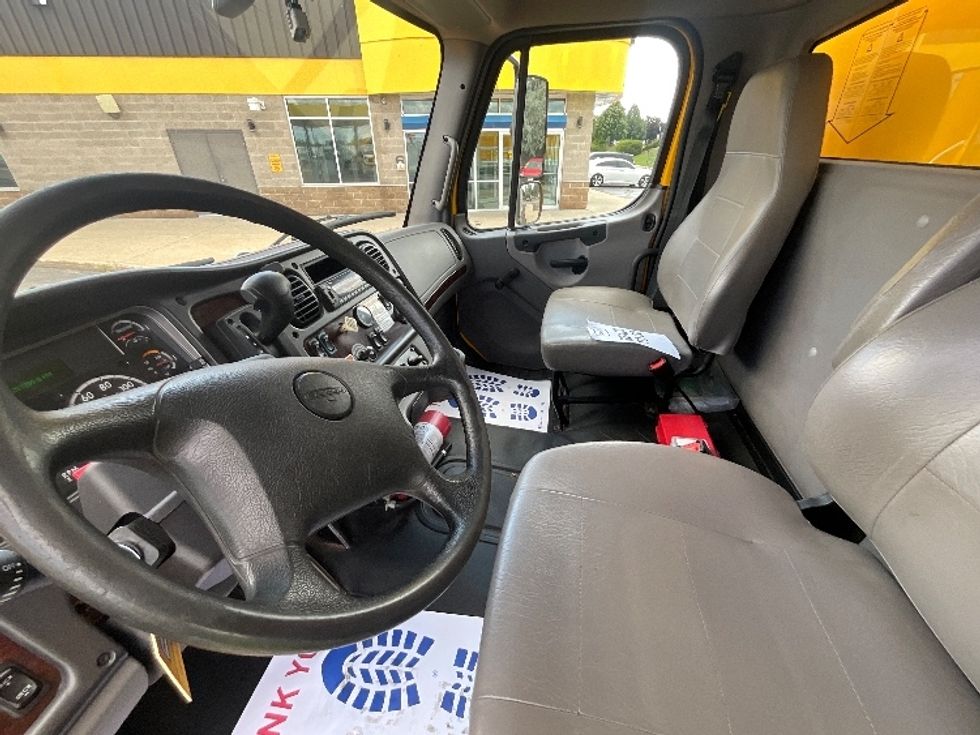 Medium Duty Box Truck-Light and Medium Duty Trucks-Freightliner-2022-M2-Cambridge-ON-257,421\n\t\tkm-$ 78,250 - Image 19