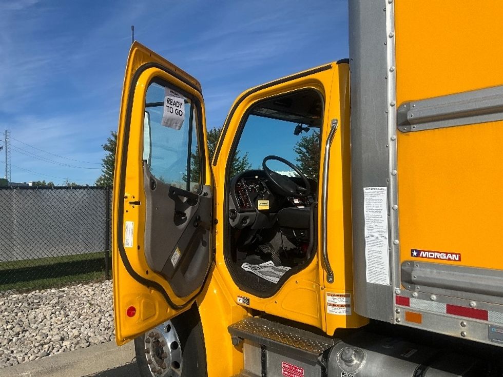 Medium Duty Box Truck-Light and Medium Duty Trucks-Freightliner-2022-M2-Cambridge-ON-281,882\n\t\tkm-$ 77,000 - Image 16