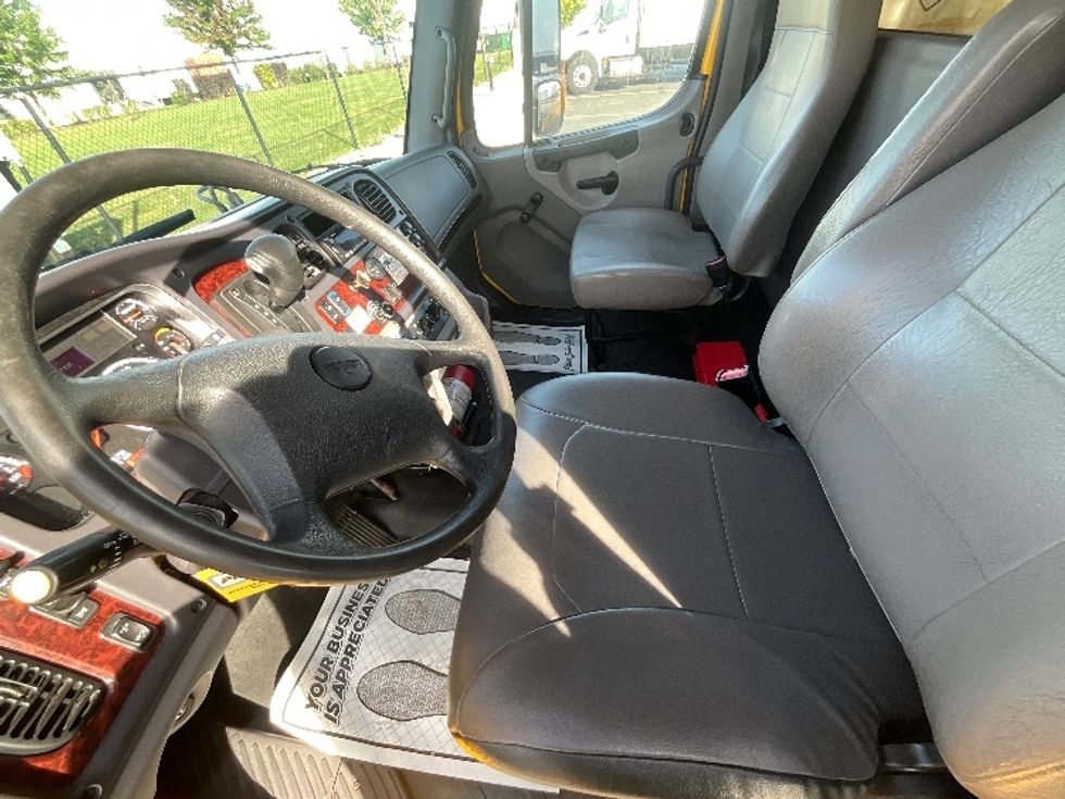 Medium Duty Box Truck-Light and Medium Duty Trucks-Freightliner-2022-M2-Cambridge-ON-281,882\n\t\tkm-$ 77,000 - Image 17