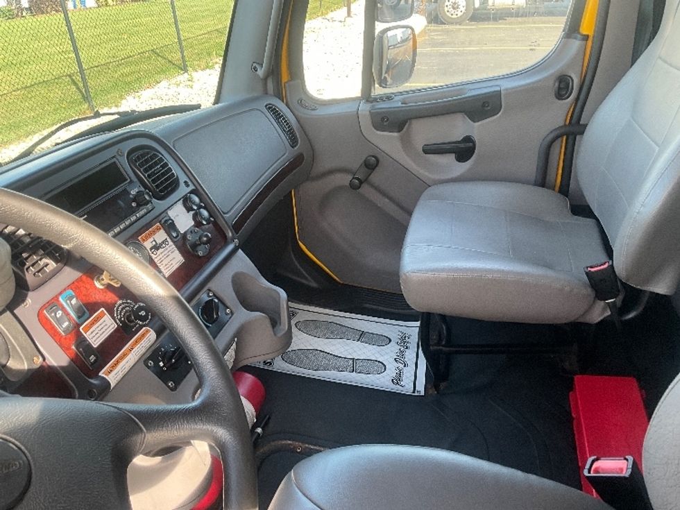 Medium Duty Box Truck-Light and Medium Duty Trucks-Freightliner-2022-M2-Cambridge-ON-281,882\n\t\tkm-$ 77,000 - Image 19