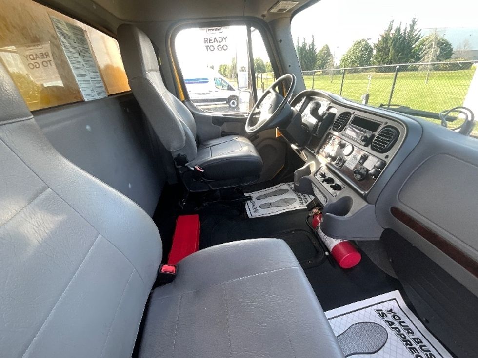 Medium Duty Box Truck-Light and Medium Duty Trucks-Freightliner-2022-M2-Cambridge-ON-281,882\n\t\tkm-$ 77,000 - Image 21