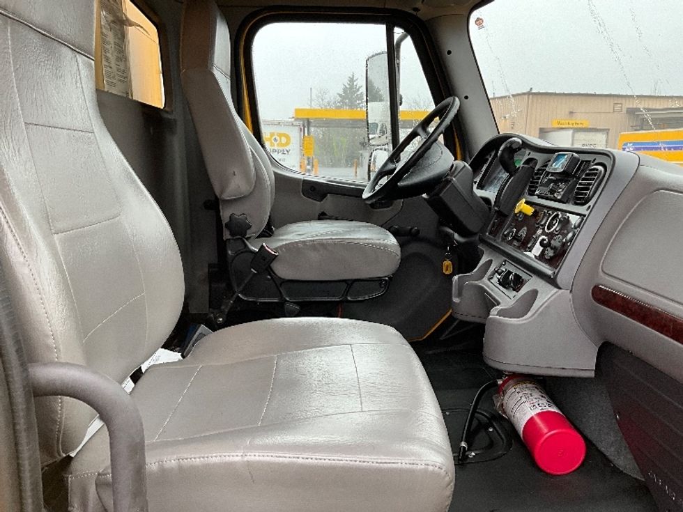 Medium Duty Box Truck-Light and Medium Duty Trucks-Freightliner-2022-M2-Clackamas-OR-77,950\n\t\tmiles-$ 78,750 - Image 22