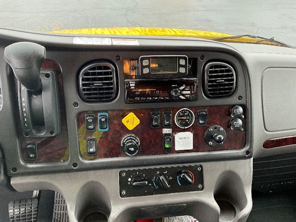 Medium Duty Box Truck-Light and Medium Duty Trucks-Freightliner-2022-M2-Clackamas-OR-77,950\n\t\tmiles-$ 78,750 - Image 26