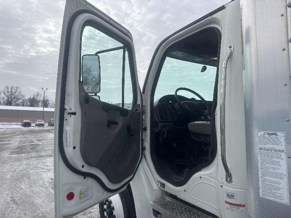 Medium Duty Box Truck-Light and Medium Duty Trucks-Freightliner-2022-M2-Columbus-OH-195,402\n\t\tmiles-$ 51,750 - Image 16