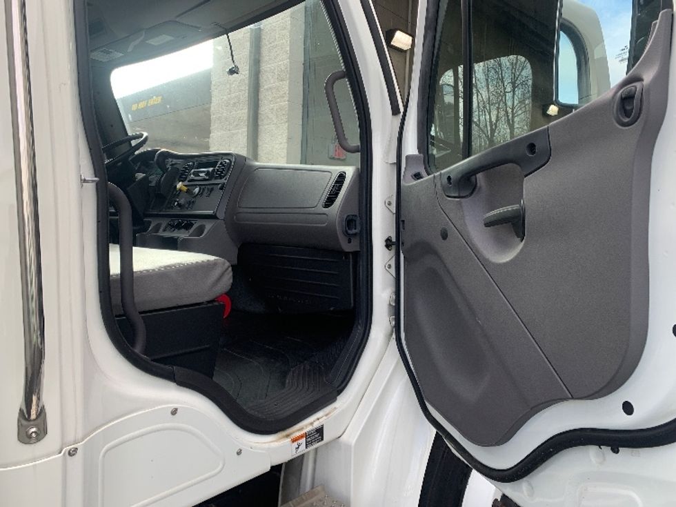 Medium Duty Box Truck-Light and Medium Duty Trucks-Freightliner-2022-M2-Concord-NC-3,541\n\t\tmiles-$ 83,000 - Image 20