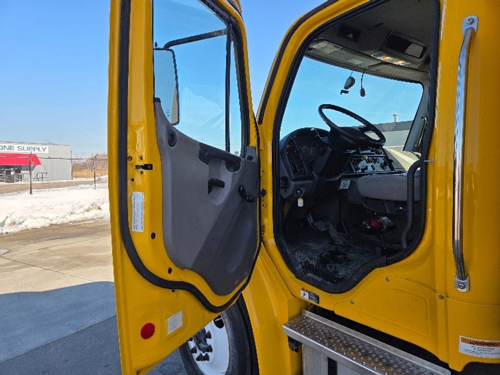 Medium Duty Box Truck-Light and Medium Duty Trucks-Freightliner-2022-M2-Cross Lanes-WV-231,101\n\t\tmiles-$ 47,000 - Image 16