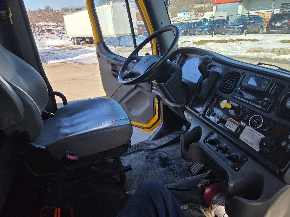 Medium Duty Box Truck-Light and Medium Duty Trucks-Freightliner-2022-M2-Cross Lanes-WV-231,101\n\t\tmiles-$ 47,000 - Image 22